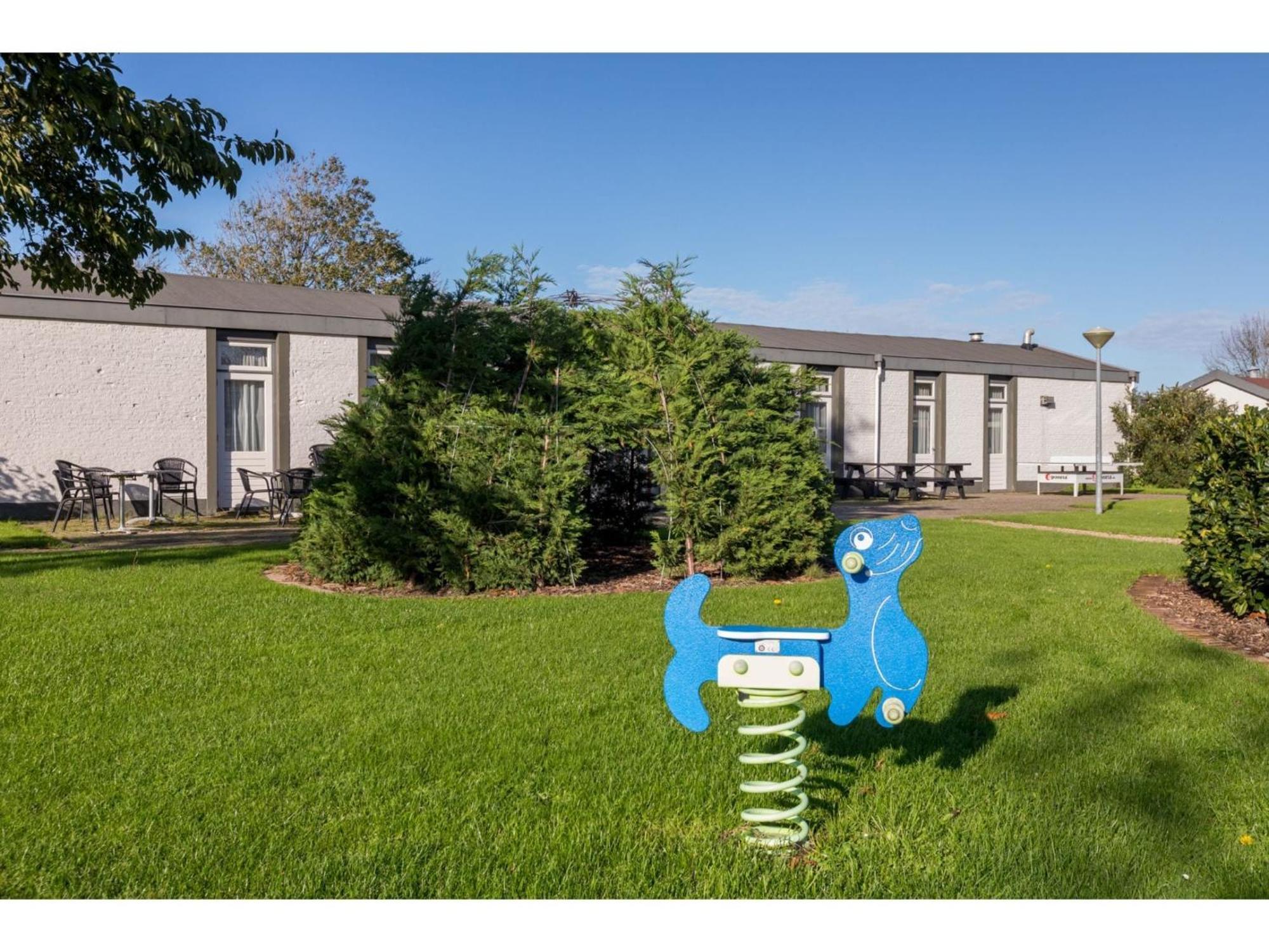 Family House On A Small Park With A Large Playing Field Serooskerke  Exterior photo