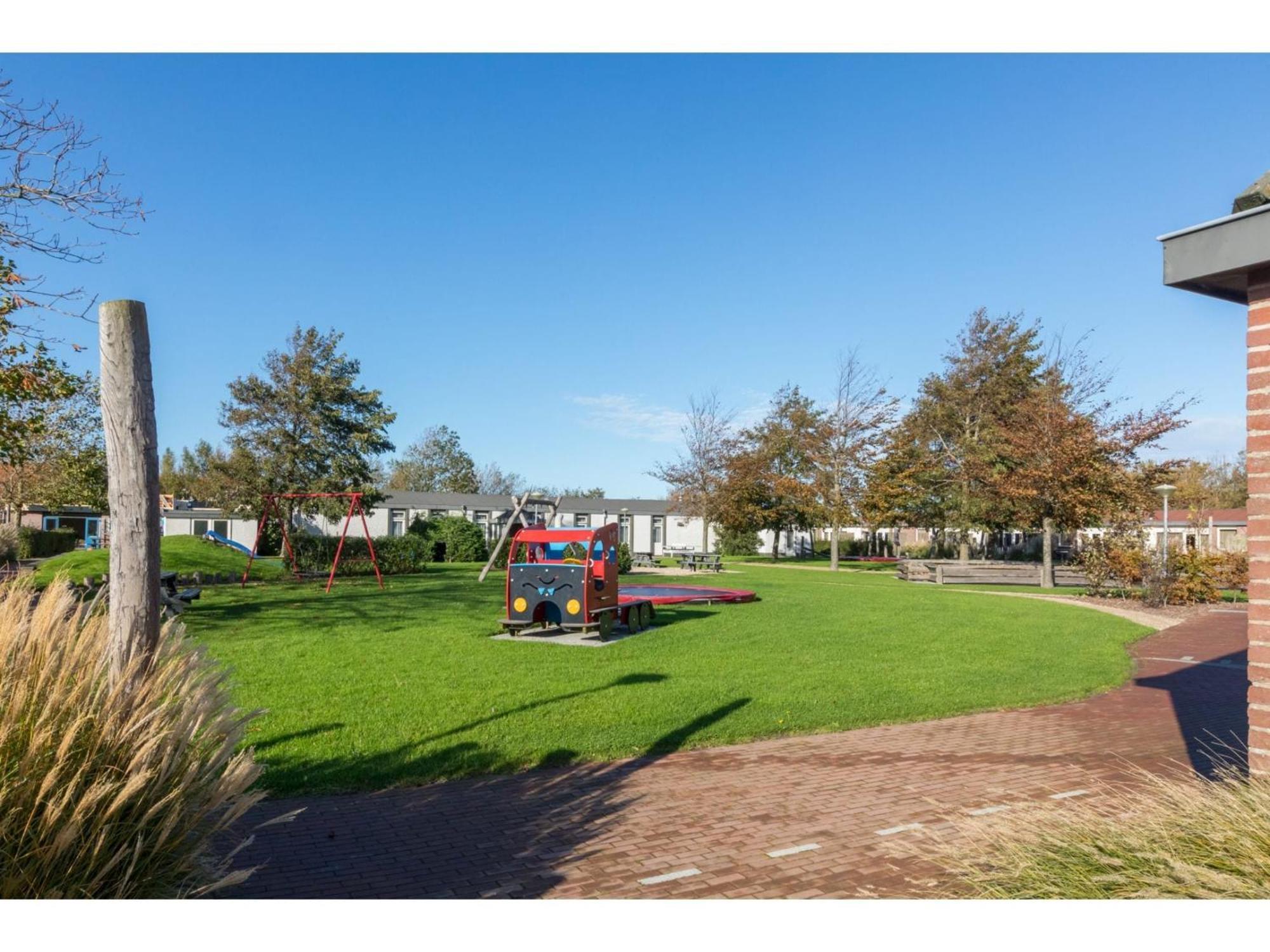 Family House On A Small Park With A Large Playing Field Serooskerke  Exterior photo