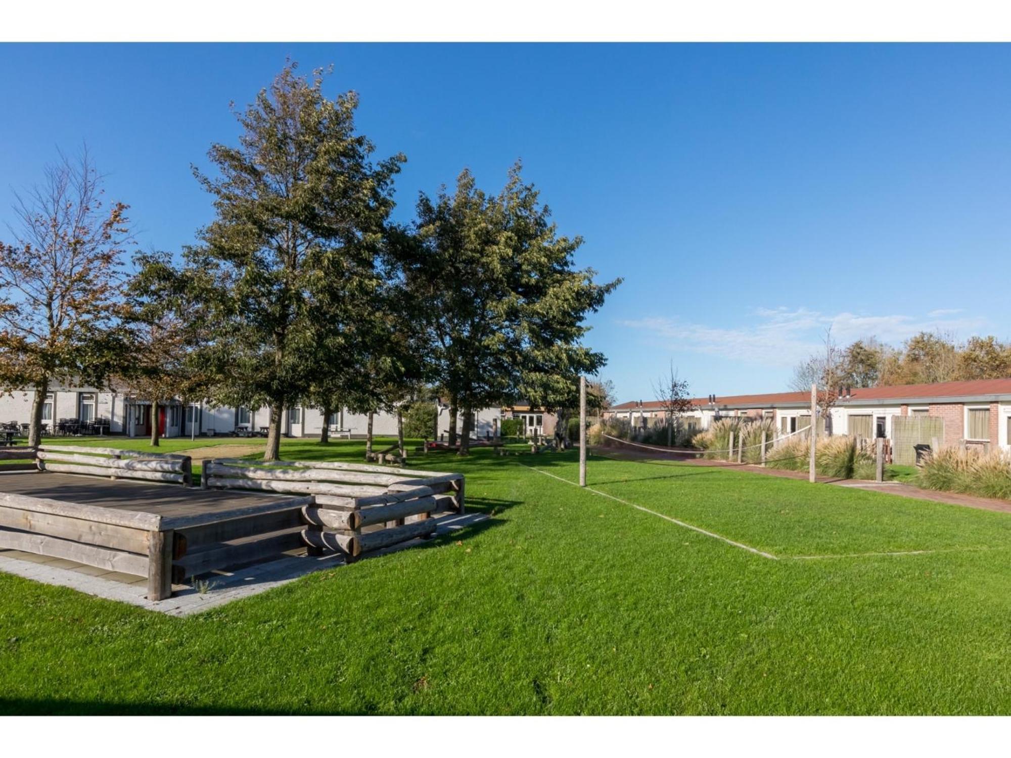 Family House On A Small Park With A Large Playing Field Serooskerke  Exterior photo