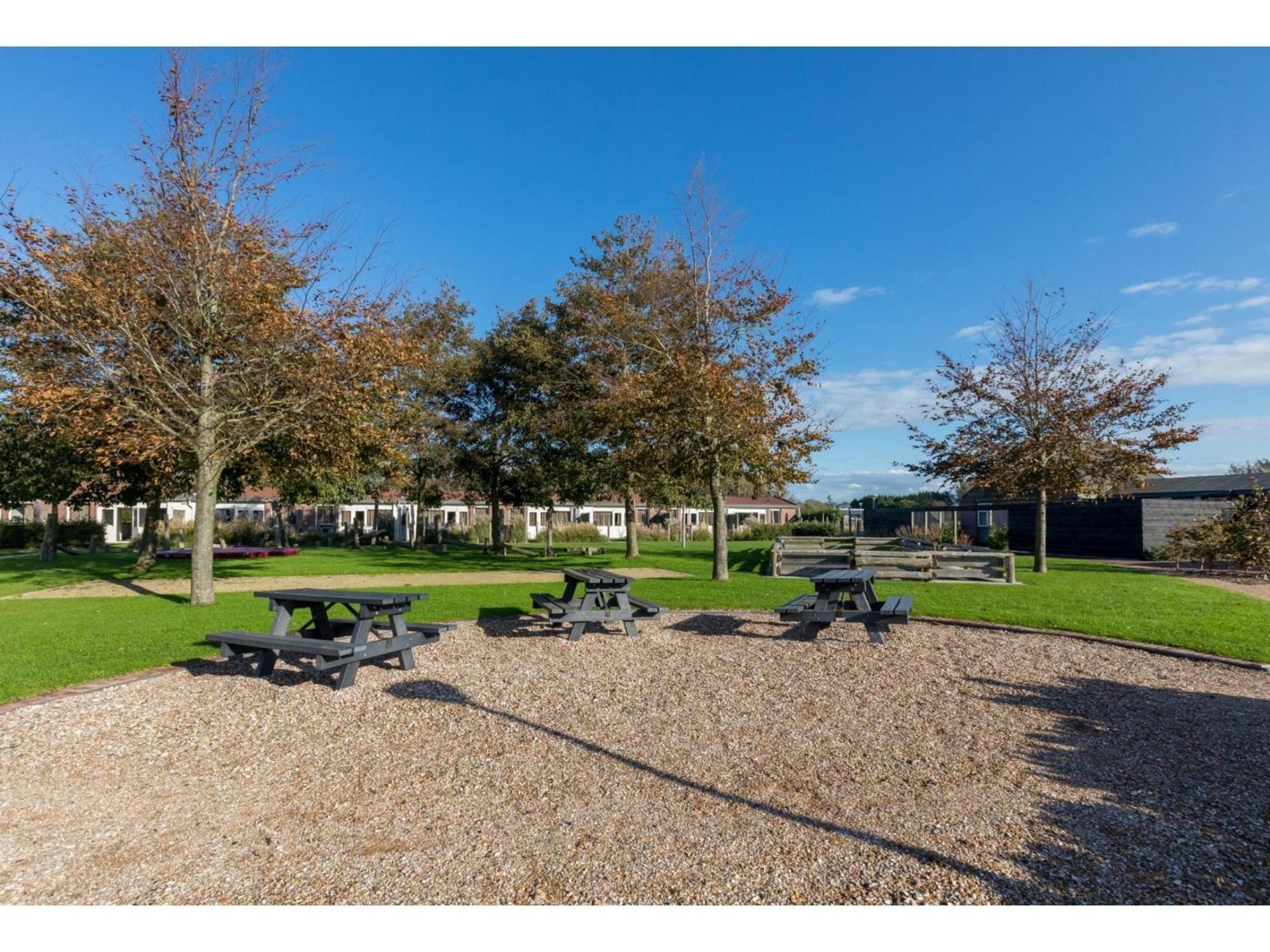 Family House On A Small Park With A Large Playing Field Serooskerke  Exterior photo
