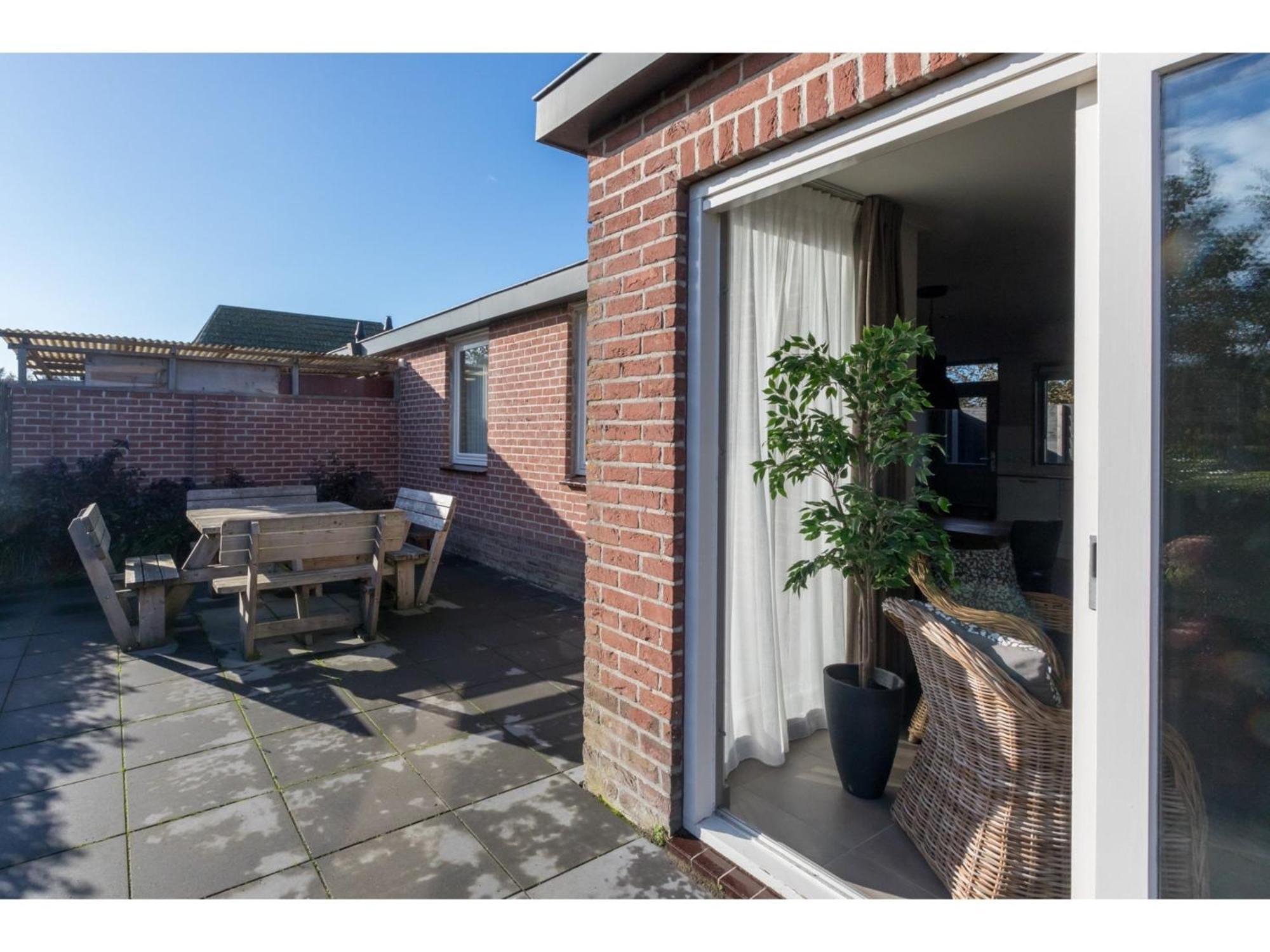 Family House On A Small Park With A Large Playing Field Serooskerke  Exterior photo